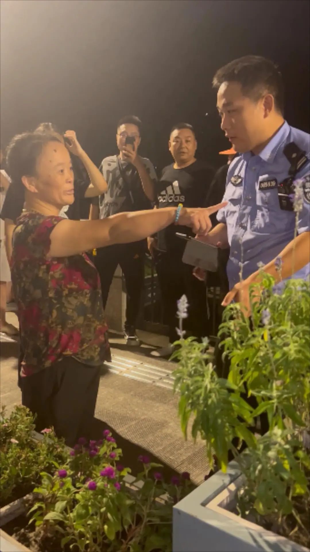 女子落水，如皋市民合力救人！